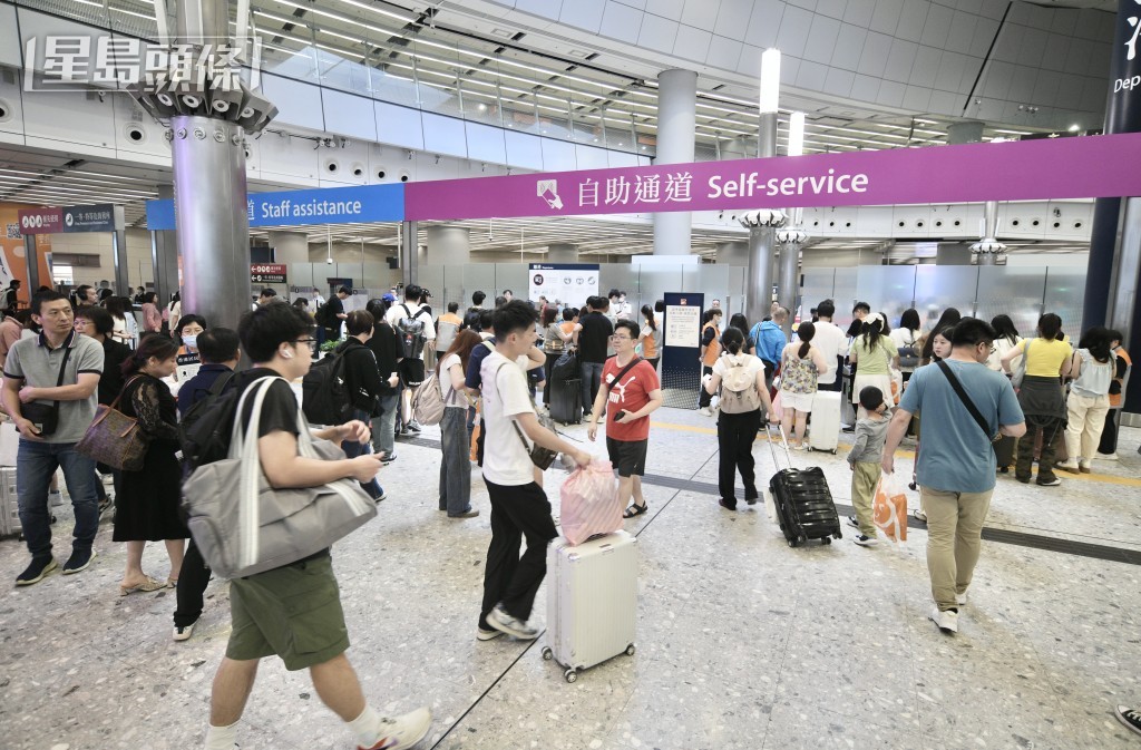 西九高鐵站擠滿返回內地的旅客。陳浩元攝