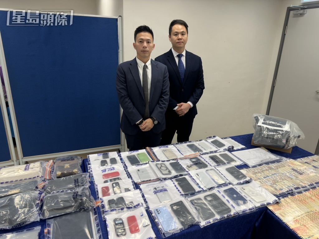 戴玉麟(左)及李家榮展示證物。梁國峰攝 戴玉麟(左)及李家榮展示證物。梁國峰攝