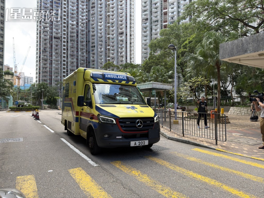 被捕兩人由救護車送院。