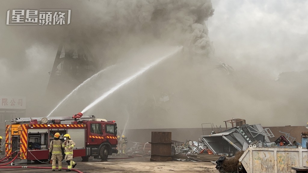現場黑煙滾滾。