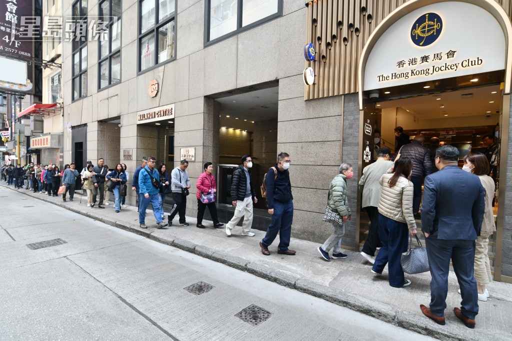 人龍繞住大廈外圍排隊。盧江球攝