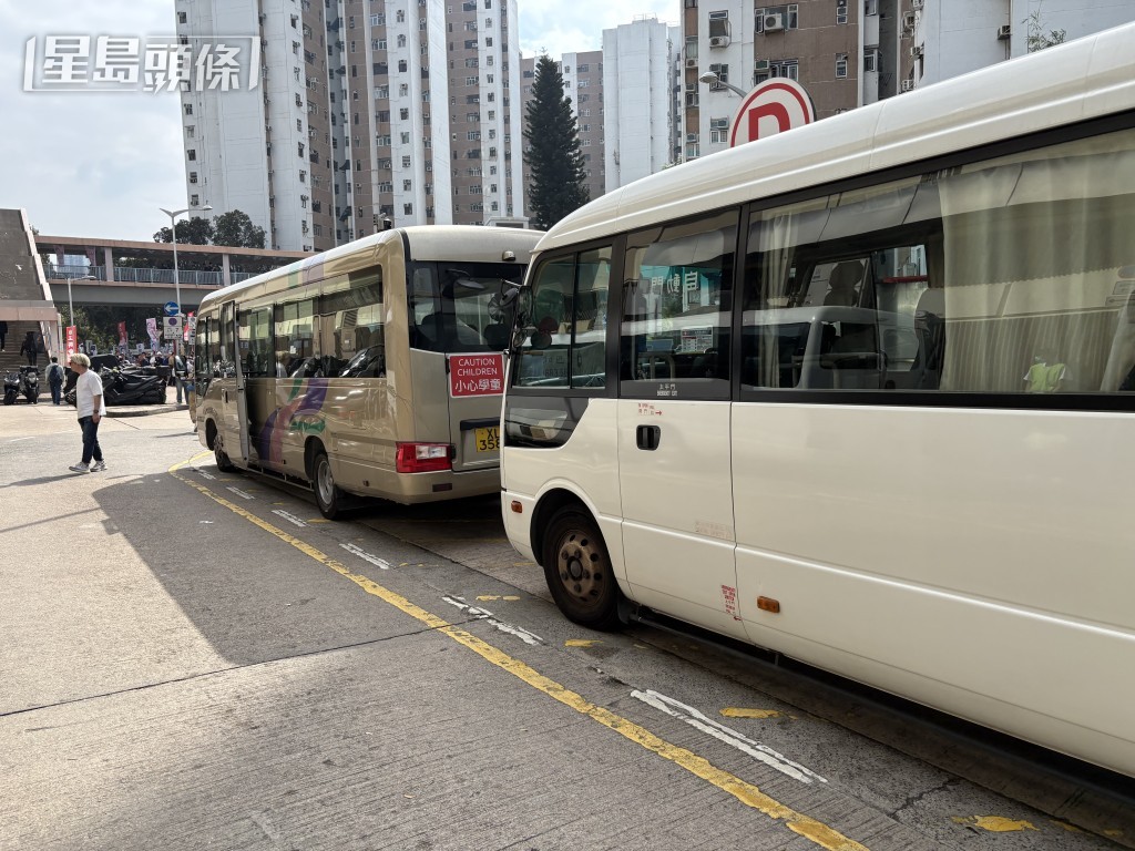 選舉事務處安排接駁小巴,接載有需要的選民往返上水港鐵站與投票站。 選舉事務處安排接駁小巴,接載有需要的選民往返上水港鐵站與投票站。