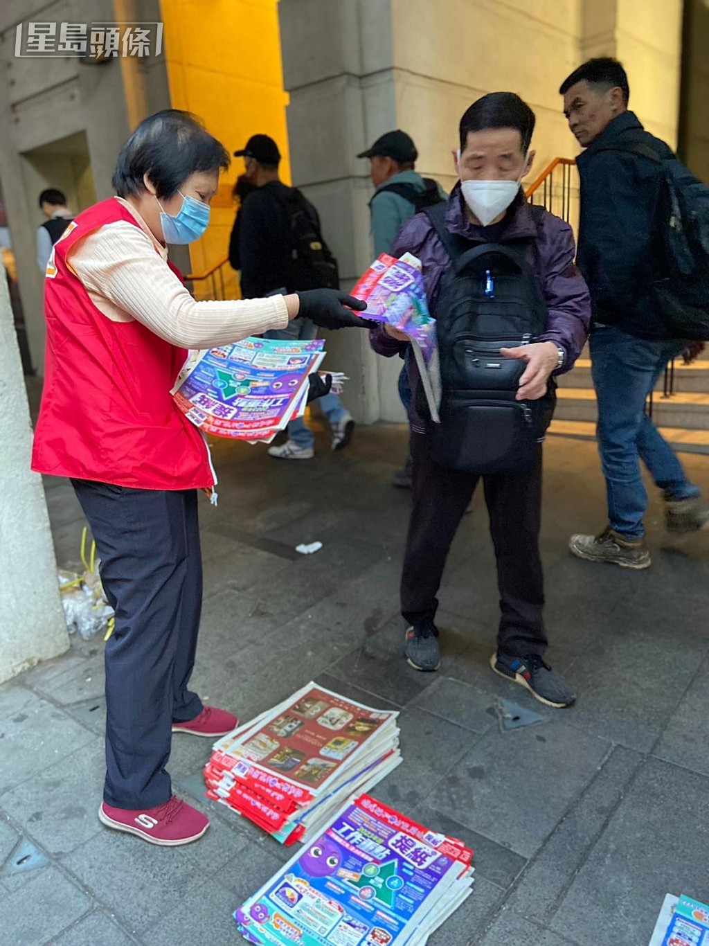 《提紙》防騙資訊豐富，市民爭相取閱。