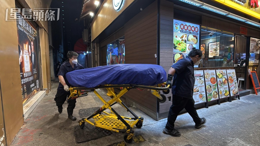 死者遺體被運走。 死者遺體被運走。