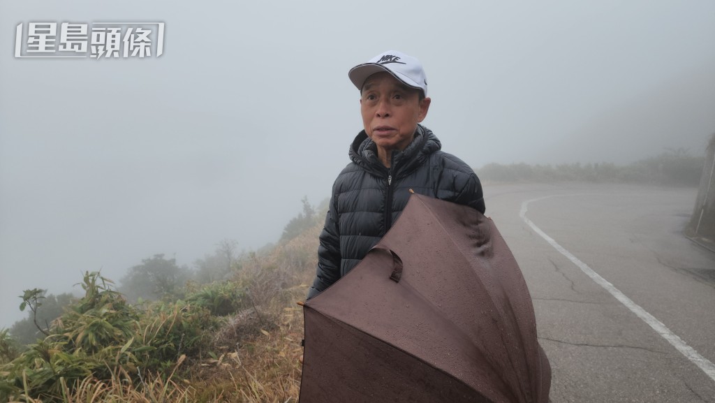 赵先生冒寒到大帽山晨运，顺道观看结霜情况。黎志伟摄