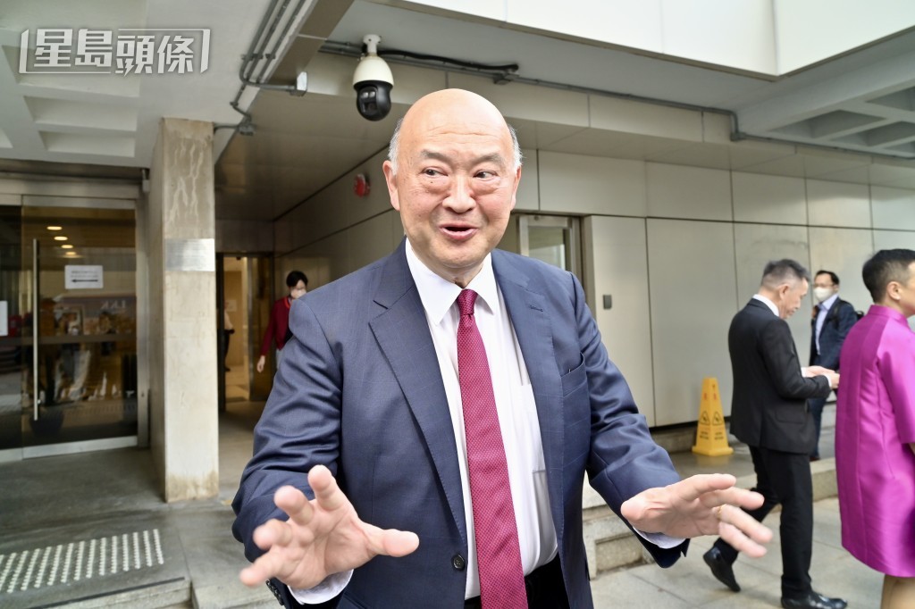 袁官的丈夫、前終審法院首席法官馬道立笑言，尊重和支持太太退休後繼續擔任暫委法官。鍾建華攝