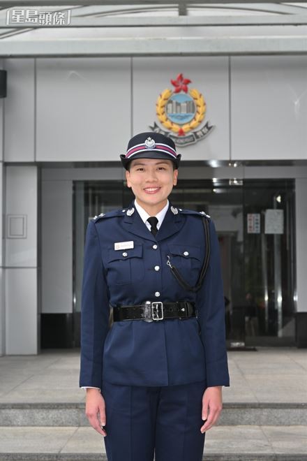 26岁见习督察黄钰茵（Jasmine）就读大学期间主修工商管理，副修健康与体育运动科学，亦是前香港游泳代表队成员。