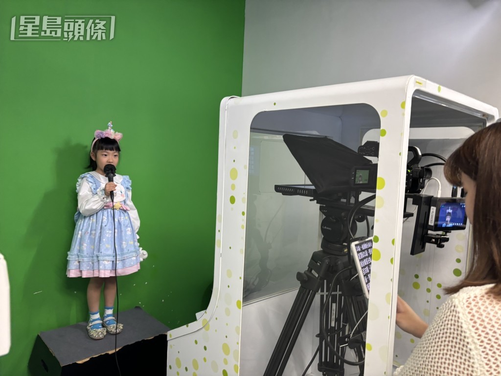 體驗當天氣女郎報導天氣報告。（圖片來源：《親子王》）
