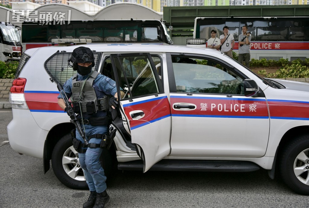警方法院外佈防。