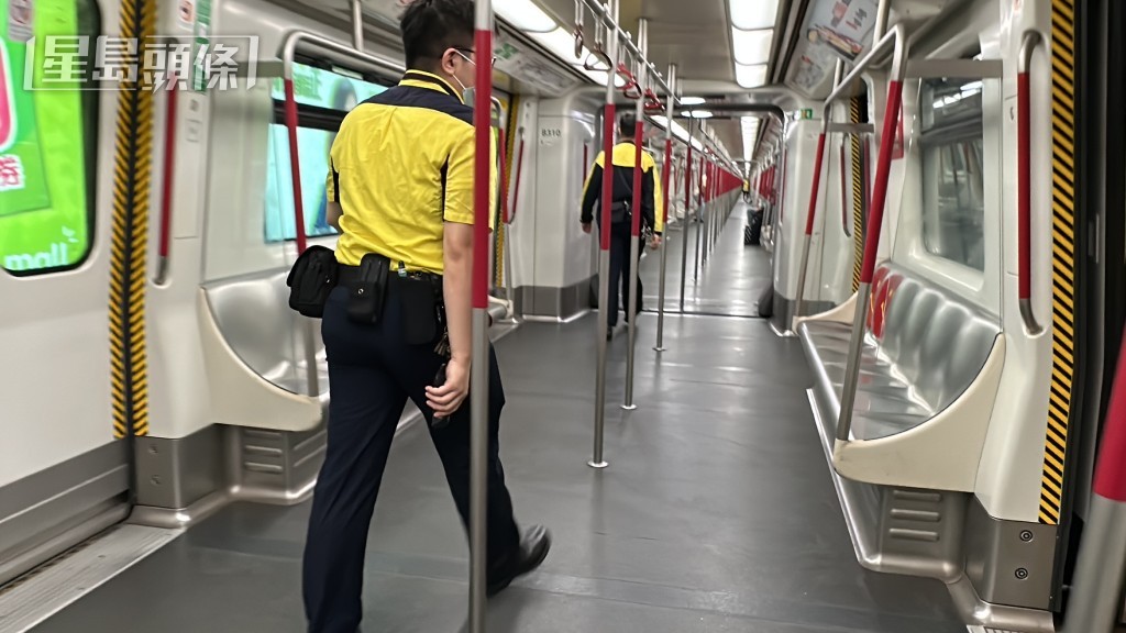 港鐵職員在調景嶺站清場。劉漢權攝