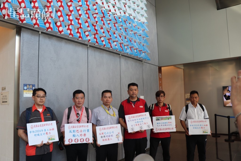 四巴分會負責人今日(9日)約見運輸署助理署長謝善怡,冀運輸署督促巴士公司處理人手編配、人手短缺及加薪滯後等問題。方咏思攝 四巴分會負責人今日(9日)約見運輸署助理署長謝善怡,冀運輸署督促巴士公司處理人手編配、人手短缺及加薪滯後等問題。方咏思攝