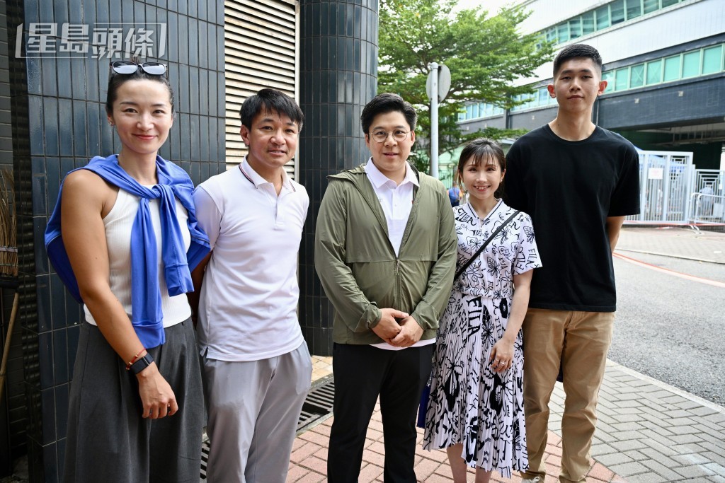 立法會議員霍啟剛(中),單車運動員黃金寶(左二)等人有登艦參觀。 立法會議員霍啟剛(中),單車運動員黃金寶(左二)等人有登艦參觀。