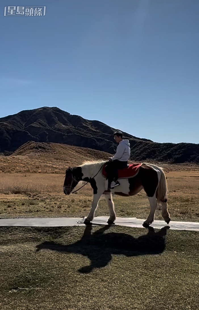  庞熙霆首次骑上马背轻舒步头，虽然速度不快，只是慢踱，但是个不错的体验。