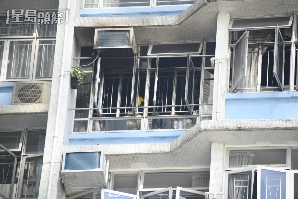 消防員在涉事單位內調查。