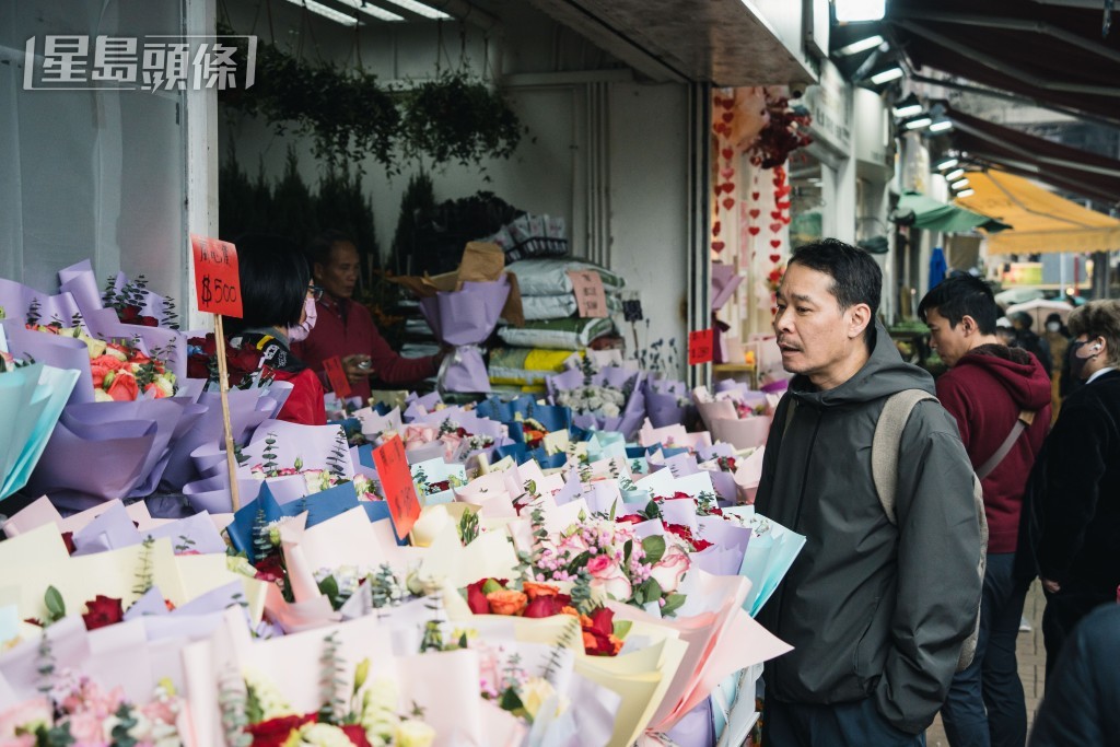 不少市民冒雨前來旺角花墟買花。汪旭峰攝