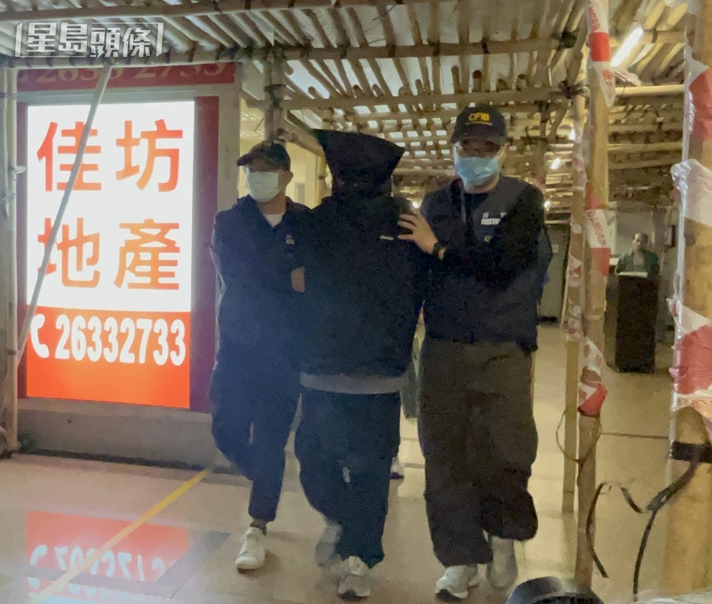 海關人員在北角新都城大廈拘捕其中一人。楊偉亨攝 海關人員在北角新都城大廈拘捕其中一人。楊偉亨攝