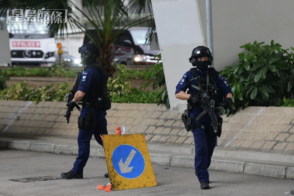 警方在法院在布防。欧乐年摄 警方在法院在布防。欧乐年摄