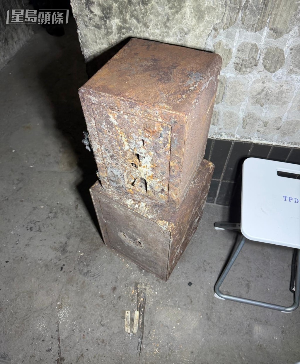 譚先生取走的兩個夾萬。譚先生提供圖片 譚先生取走的兩個夾萬。譚先生提供圖片