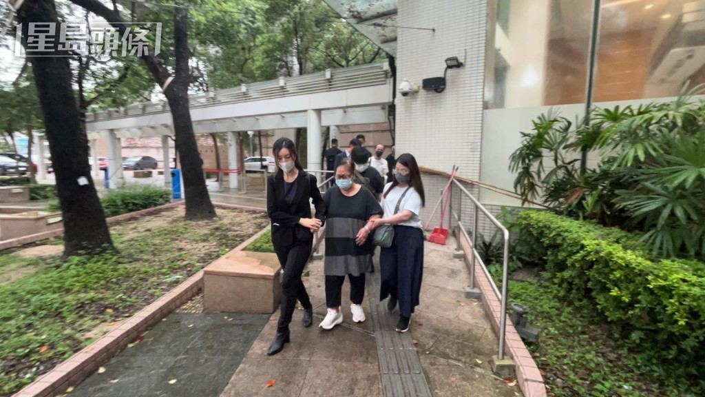 男死者的親屬認屍後離開。蔡楚輝攝