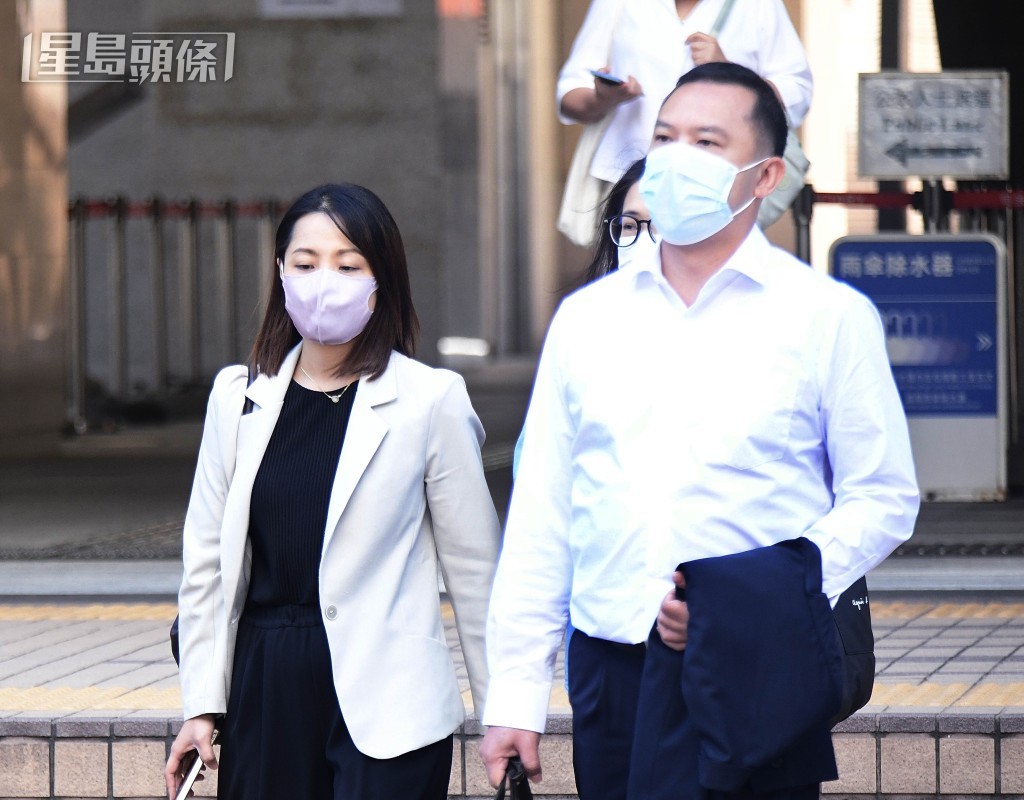 死者家屬左為遺霜何燕惠,右為兄長黎紹輝。何君健攝 死者家屬左為遺霜何燕惠,右為兄長黎紹輝。何君健攝