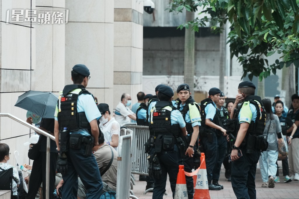 警員在法院外戒備。汪旭峰攝 警員在法院外戒備。汪旭峰攝