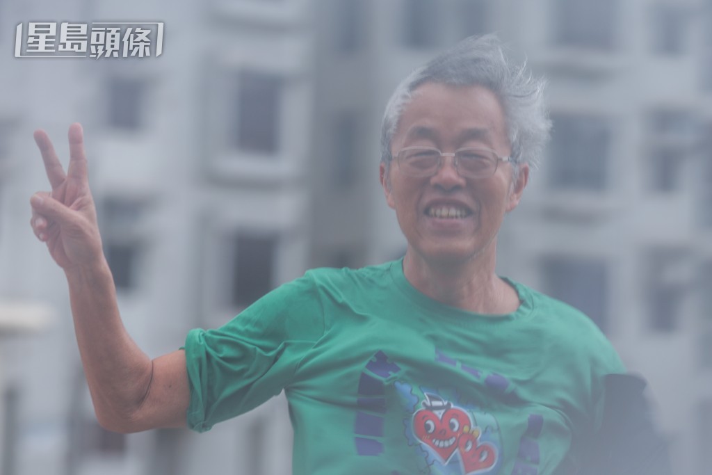有居民走出戶外試風力。何家豪攝