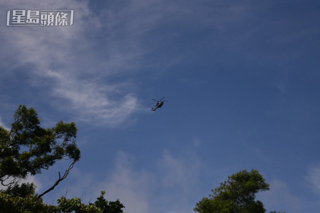 直升機到場協助搜救。
