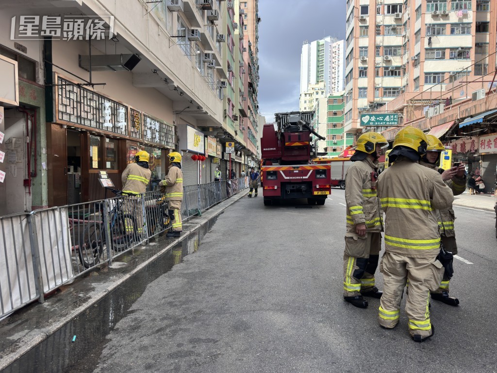 消防員將火救熄。 消防員將火救熄。