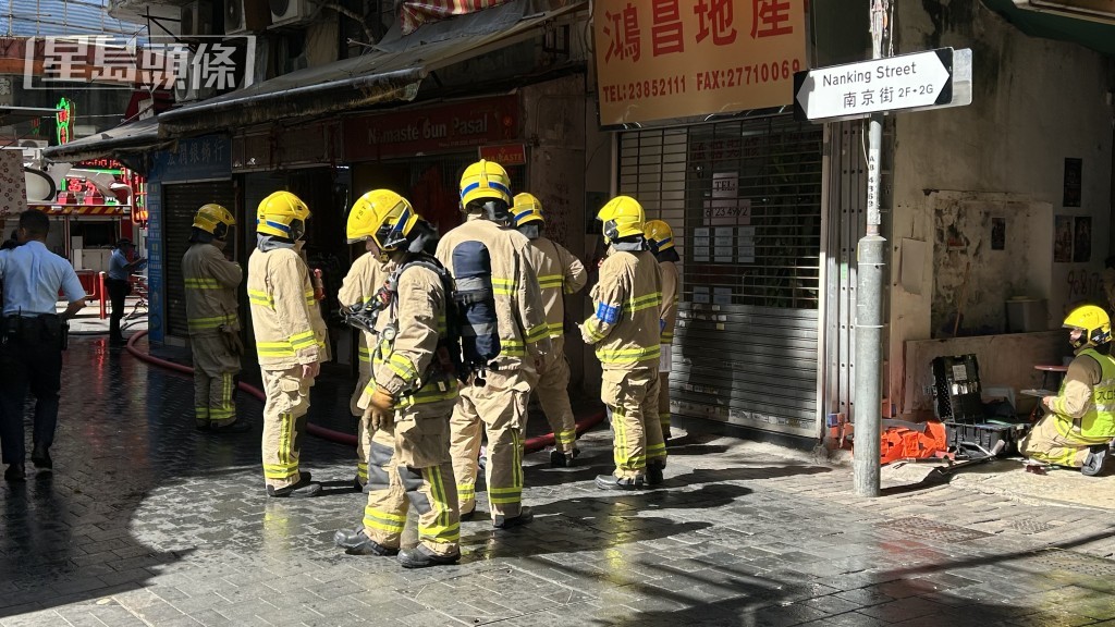 消防員到場救火。蔡楚輝攝