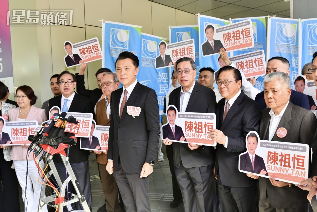 陳祖恒爭取連任紡織及製衣界立法會議員,稱會以做實事的作風,幫業界做大做強。 陳祖恒爭取連任紡織及製衣界立法會議員,稱會以做實事的作風,幫業界做大做強。