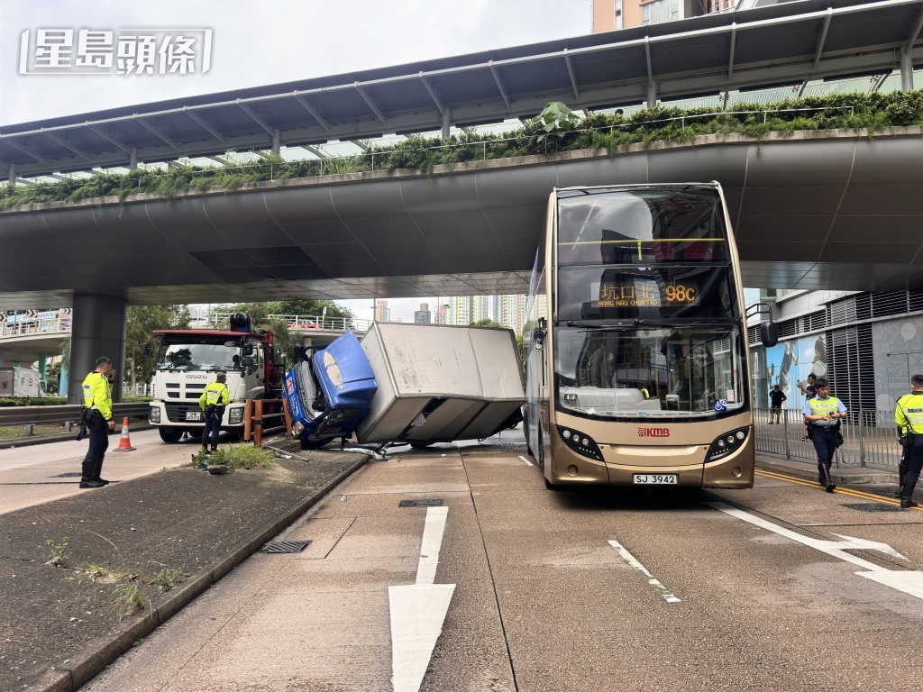 貨車撞欄並與九巴相撞。