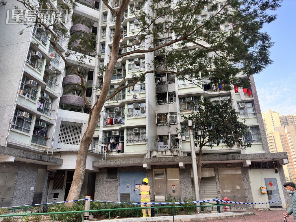 嘉蔭樓一單位發生火警,消防接報到場。梁國峰攝 嘉蔭樓一單位發生火警,消防接報到場。梁國峰攝