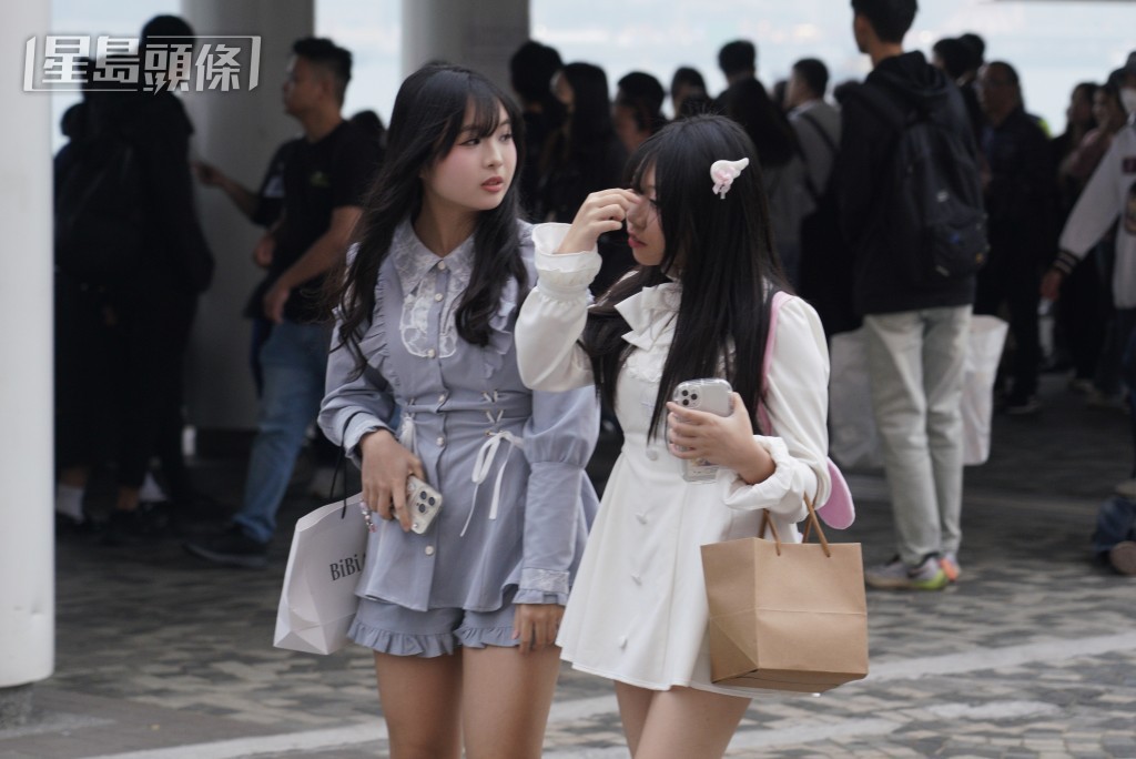 有少女特意提早到維港兩岸歡度佳節。歐樂年攝 有少女特意提早到維港兩岸歡度佳節。歐樂年攝