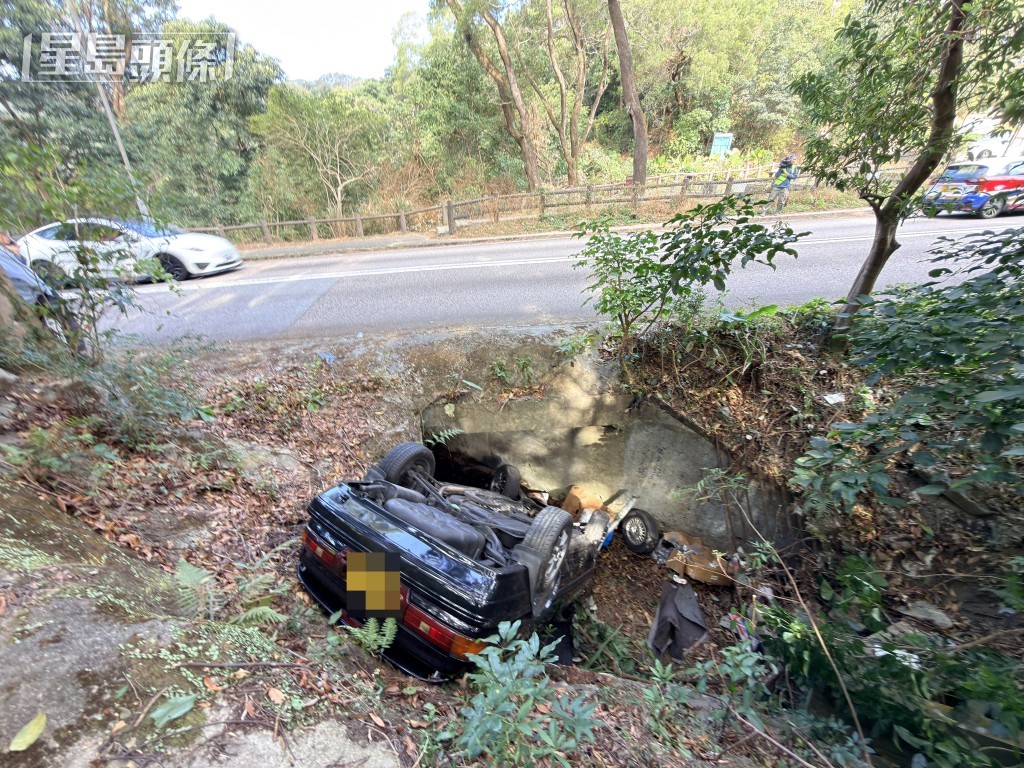 私家車墮坡直插引水道。
