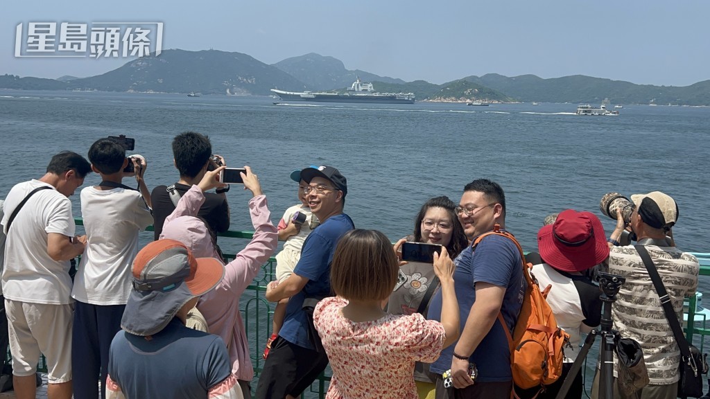 海怡半島海濱大批市民歡送山東艦航母編隊,有人把握機會打卡留念。楊偉亨攝 海怡半島海濱大批市民歡送山東艦航母編隊,有人把握機會打卡留念。楊偉亨攝