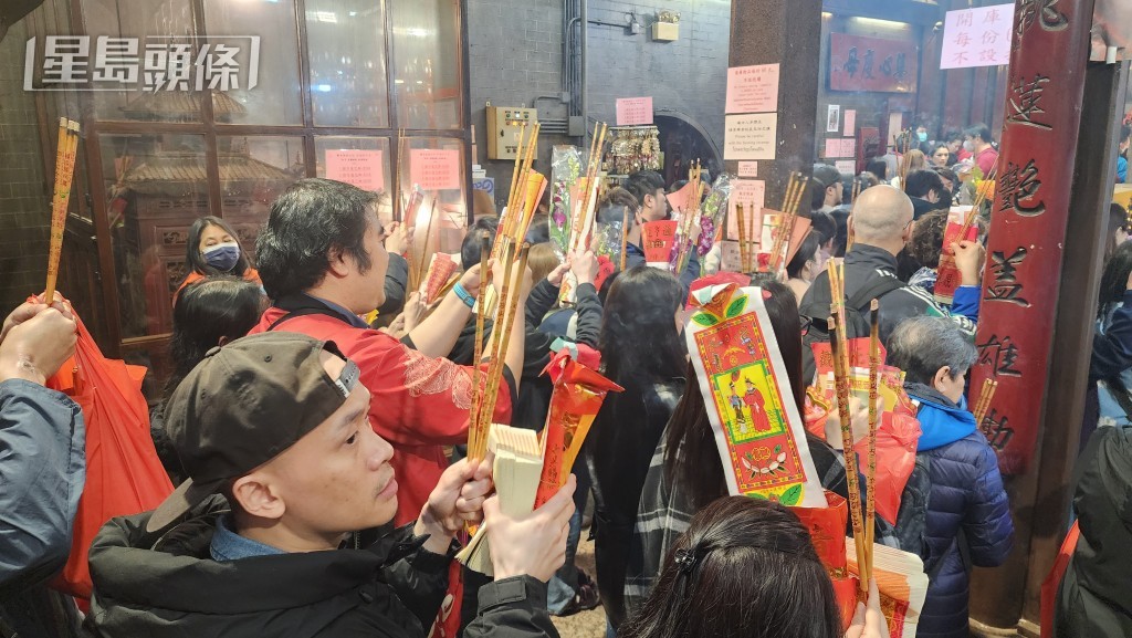善信參拜。 善信參拜。