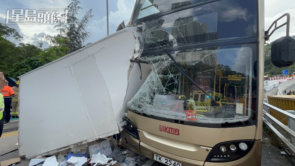 九巴擋風玻璃爆裂。 九巴擋風玻璃爆裂。