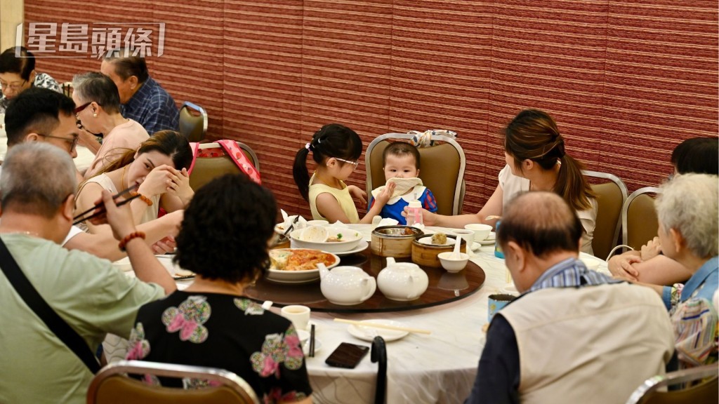 有子女與父親慶祝，亦有3代同堂一起吃飯，樂也融融。
