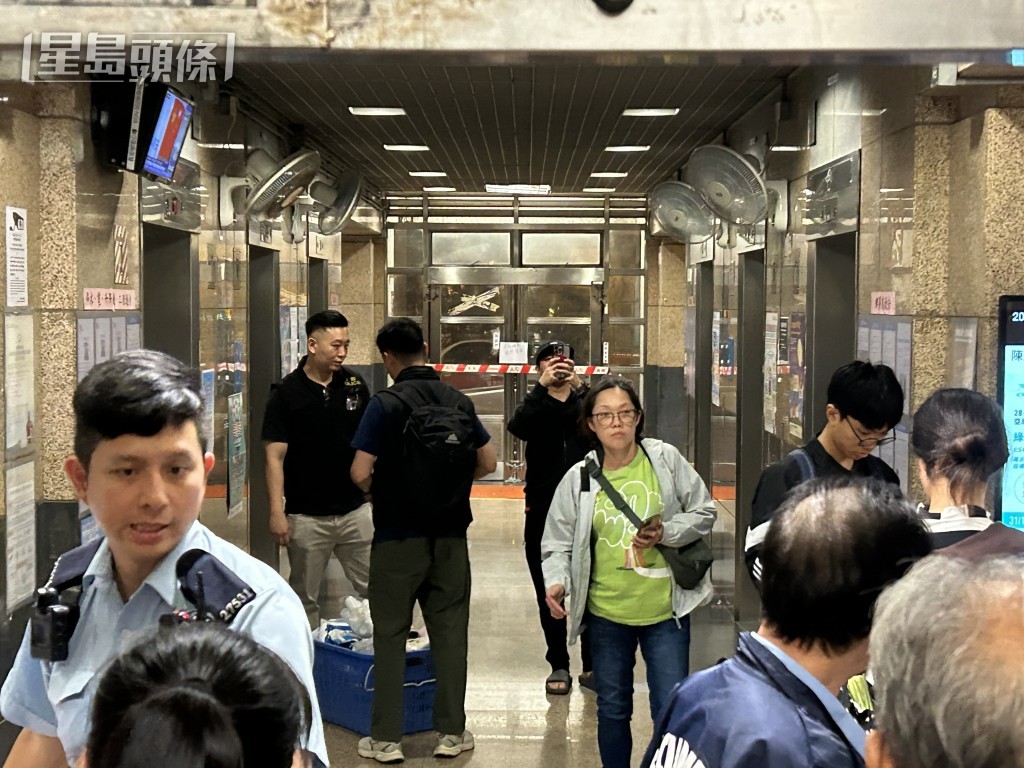 青衣長亨邨一名八旬翁墮斃,警方其後到其長宏邨宏心樓住所調查,發現屋內一名女子死亡。曾志恒攝 青衣長亨邨一名八旬翁墮斃,警方其後到其長宏邨宏心樓住所調查,發現屋內一名女子死亡。曾志恒攝