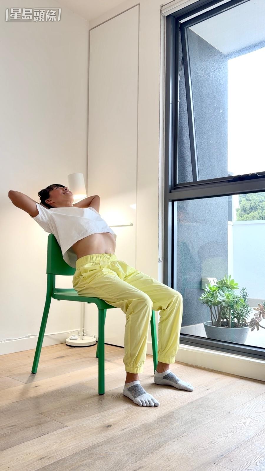 放松腹部练习｜3. 打开身体前侧：慢慢吸气，感受胸腔和腹部的扩张。呼气时，放松腹部；保持几个深呼吸，看看每一次呼气之后，身体能不能再放开一点。（图片由受访者提供）