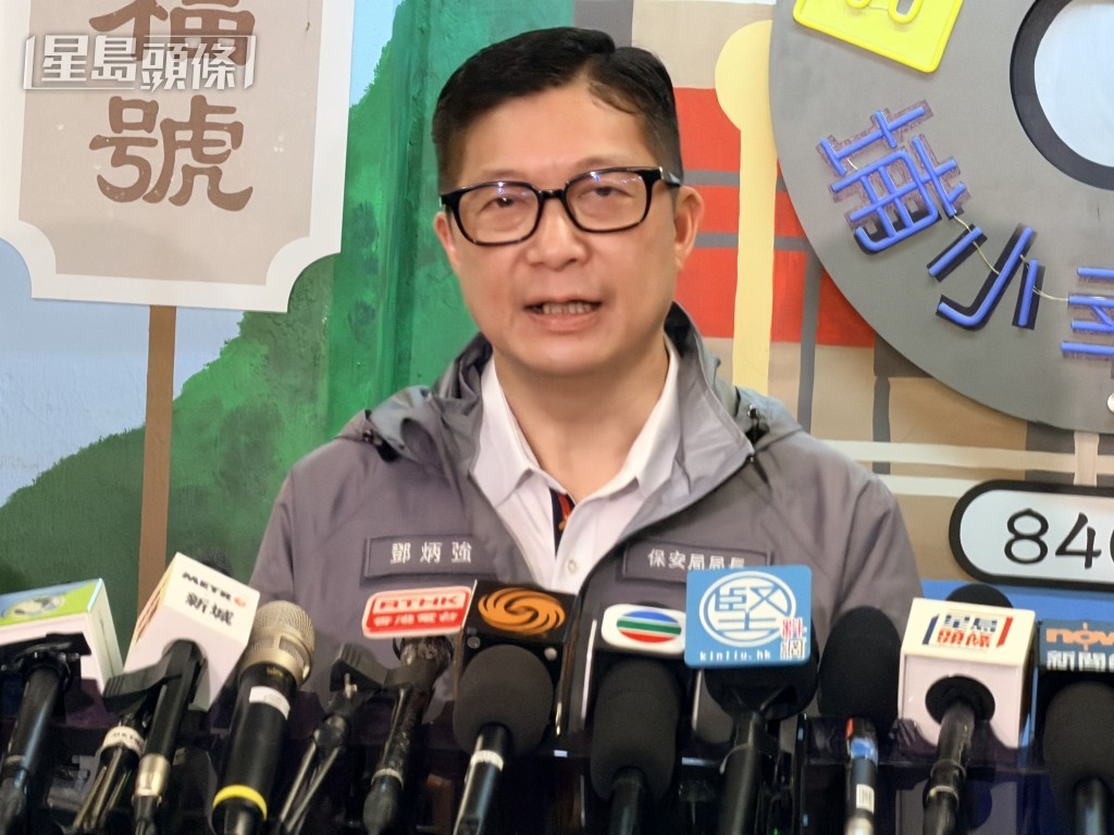 保安局局長鄧炳強會見傳媒。 保安局局長鄧炳強會見傳媒。