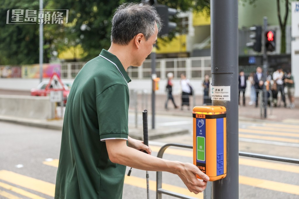 按動底部按鍵,裝置會以粵語、普通話和英語讀出附近街道名稱。何家豪攝 按動底部按鍵,裝置會以粵語、普通話和英語讀出附近街道名稱。何家豪攝