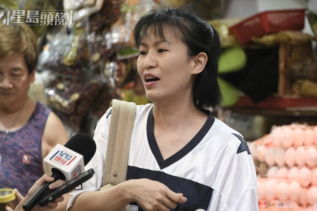 黃小姐指偶爾街上會有物品阻街,但多數檔主都只是在落貨時擺出,會立刻收好。陳浩元攝 黃小姐指偶爾街上會有物品阻街,但多數檔主都只是在落貨時擺出,會立刻收好。陳浩元攝