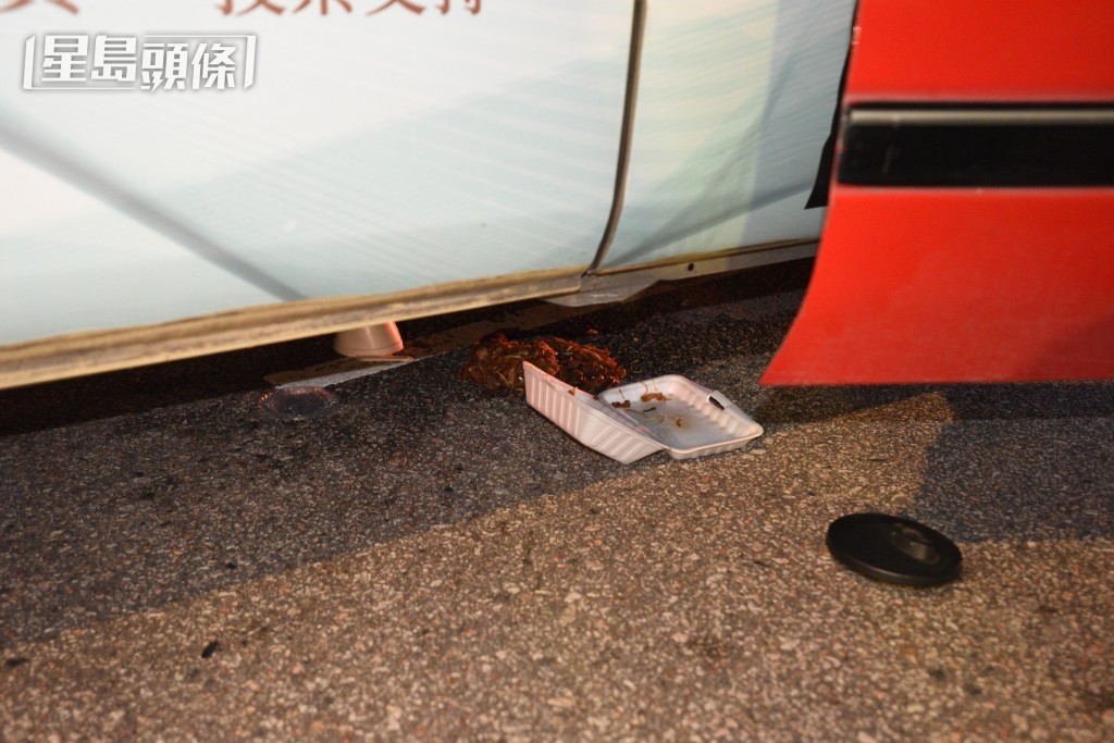 现场遗下一盒干炒牛河。尹敬堂摄