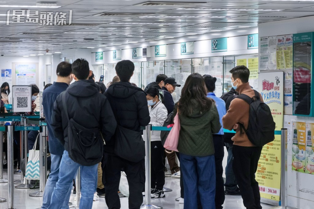 運輸署內大部分都是申請「免試簽發香港駕駛執照」的人士。