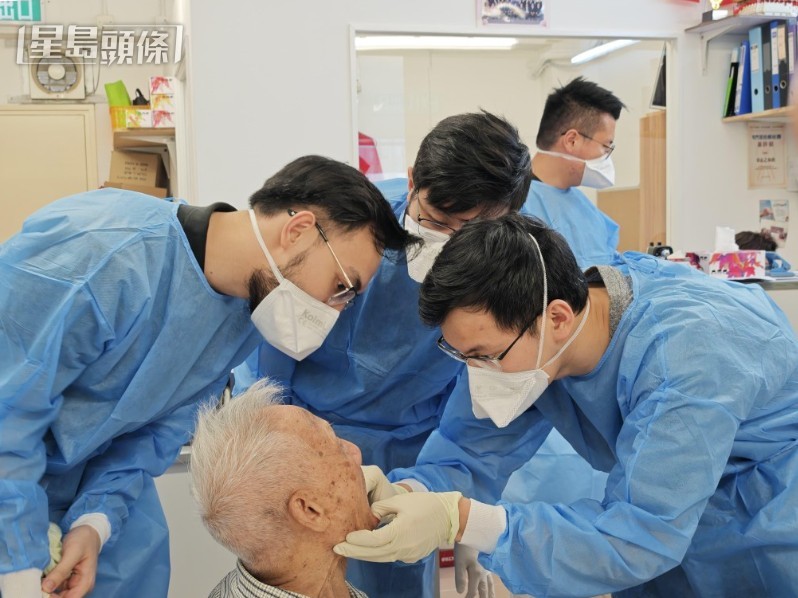 牙醫免費鑲配假牙服務有超過100名私營牙醫參加，累計有23名居民獲安排免費鑲配假牙服務。資料圖片
