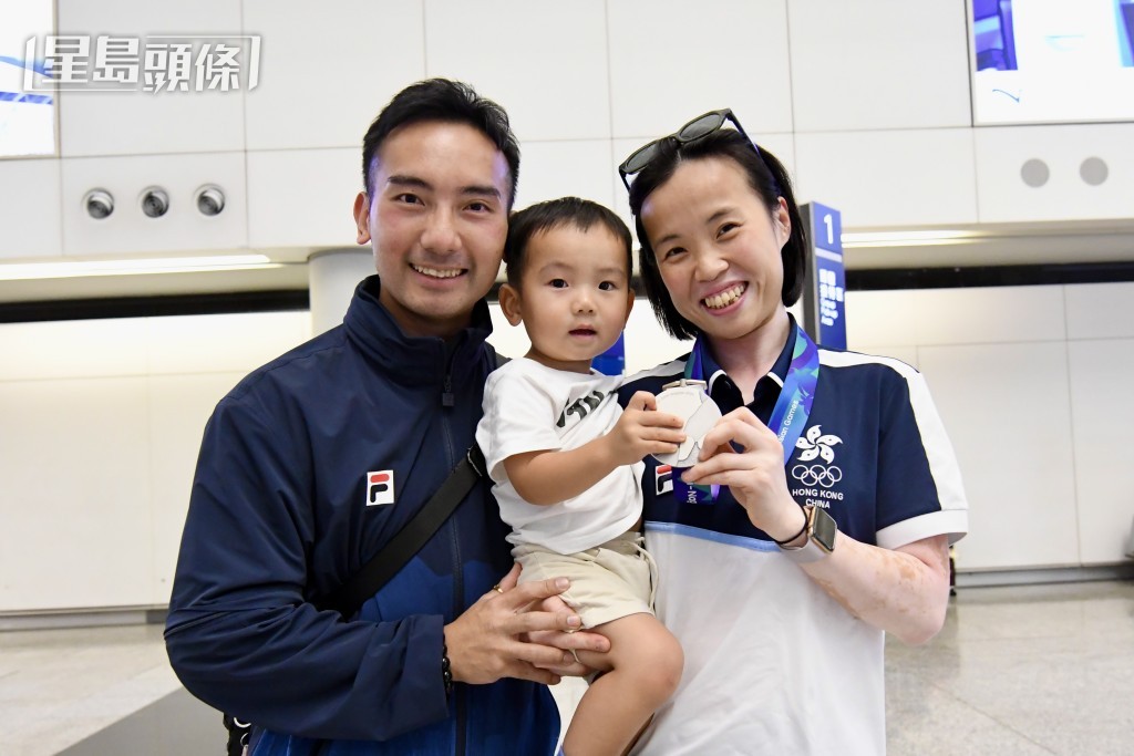 同為空手道運動員的鄭子文(左)今次與兒子鄭一信親自到場見證曾綺婷踏上頒獎台。楊駿堯攝 同為空手道運動員的鄭子文(左)今次與兒子鄭一信親自到場見證曾綺婷踏上頒獎台。楊駿堯攝