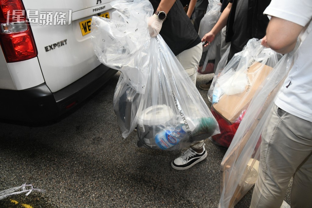 西九龍重案組探員檢走大批證物。 西九龍重案組探員檢走大批證物。