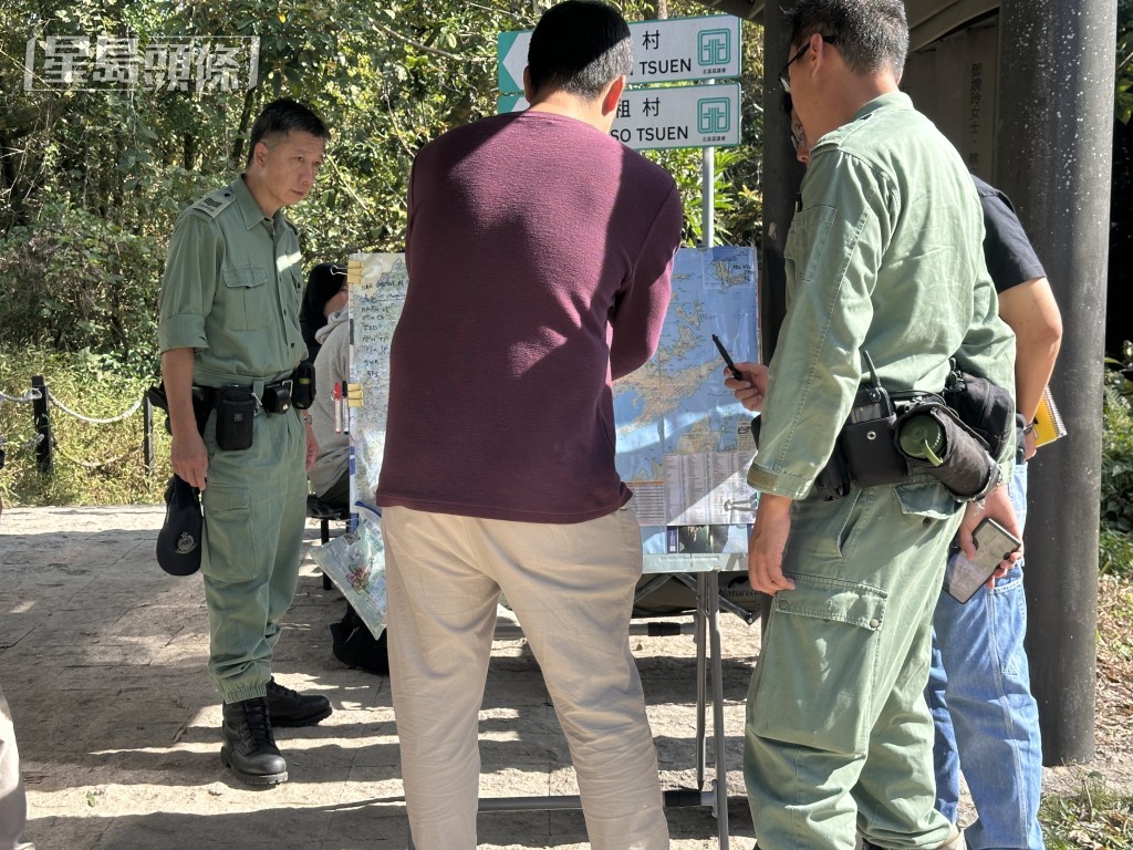 搜救人員在烏郊騰停車場集合。梁國峰攝 搜救人員在烏郊騰停車場集合。梁國峰攝
