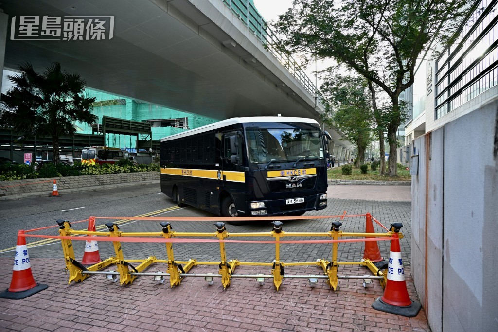 接載被告的囚車。蘇正謙攝